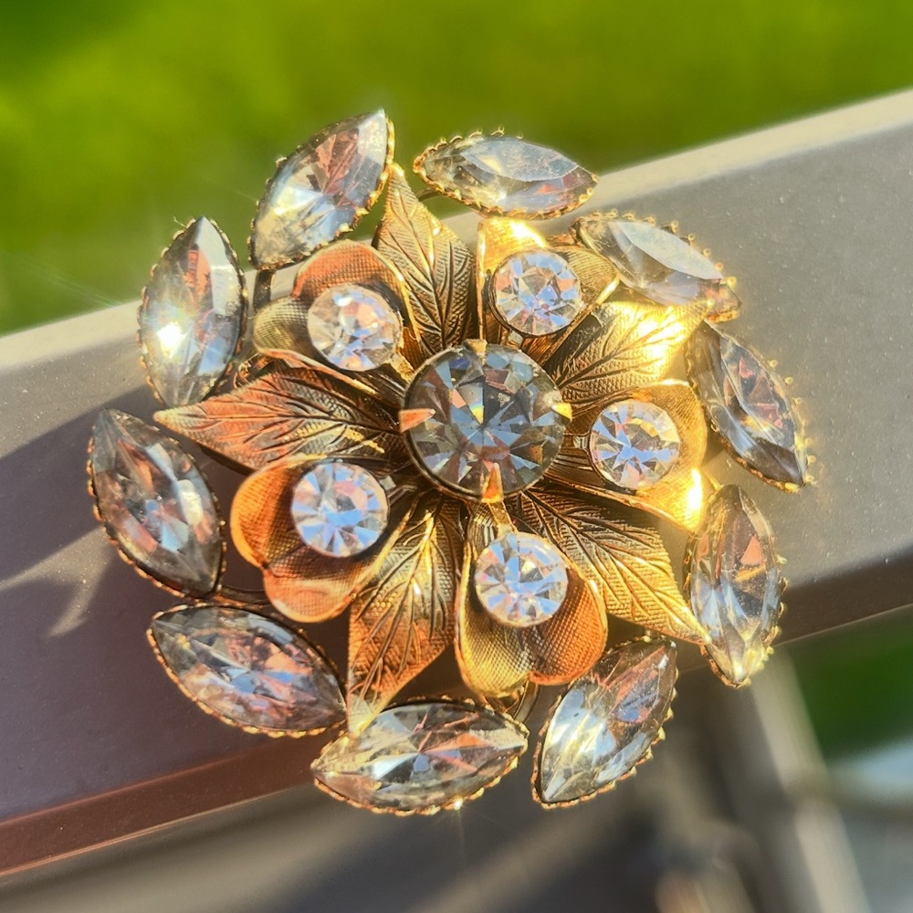 1950s MidCentury Vintage Gold Metal Brooch Pin Wreath w/ Rhinestones